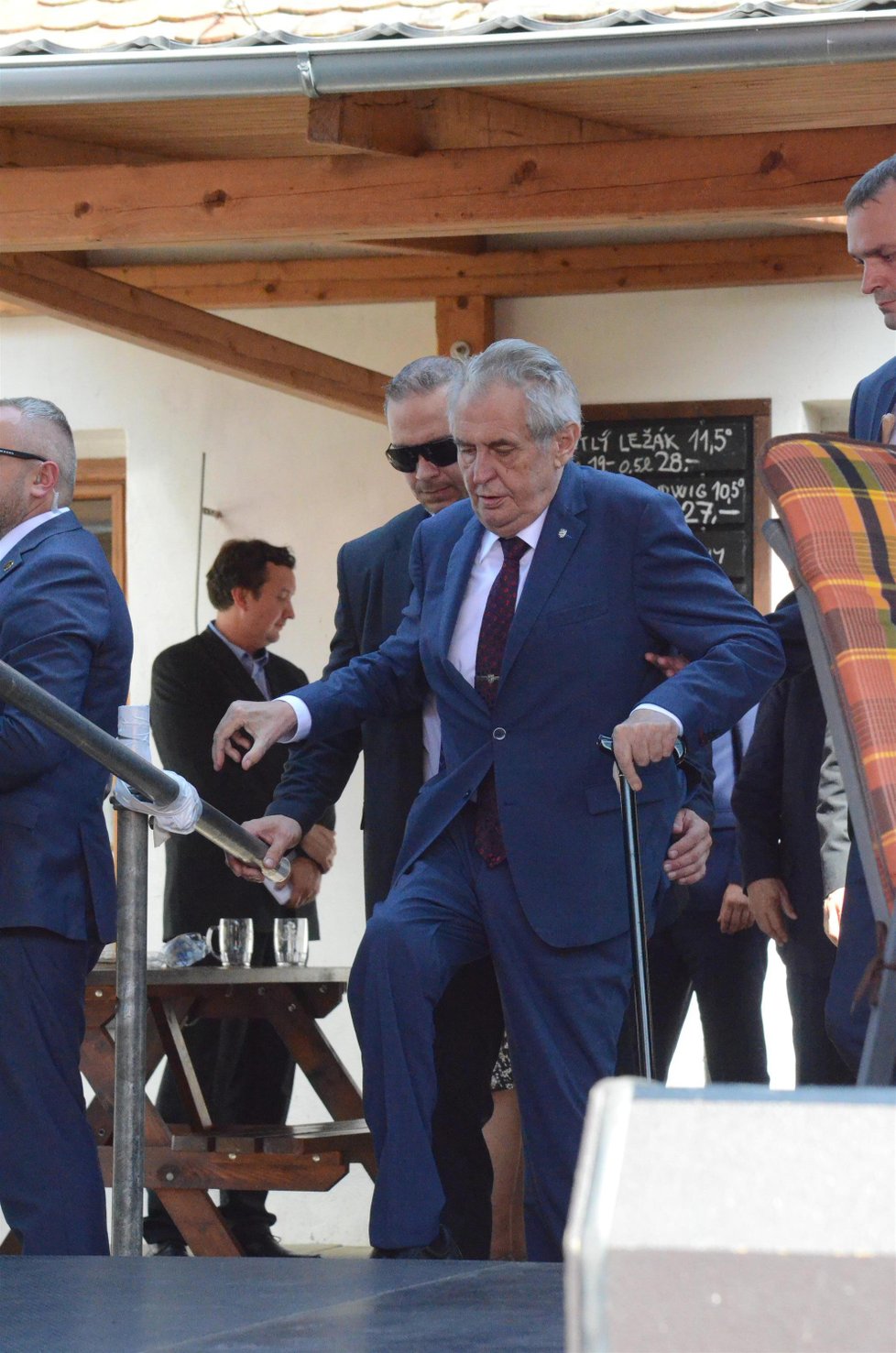 Prezident Miloš Zeman druhý den své oficiální návštěvy Vysočiny debatoval s občany obcí Vladislav a Kadolec na Žďársku. (26. 6. 2019)
