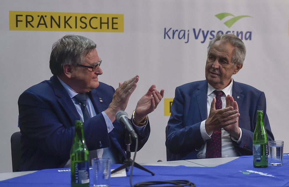 Prezident Miloš Zeman druhý den své oficiální návštěvy Vysočiny debatoval s občany obcí Vladislav a Kadolec na Žďársku (26.6 2019)