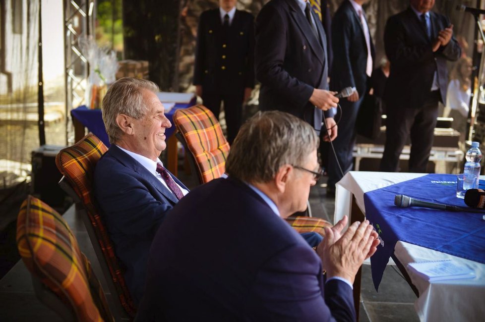 Prezident Miloš Zeman druhý den své oficiální návštěvy Vysočiny debatoval s občany obcí Vladislav a Kadolec na Žďársku (26.6 2019)
