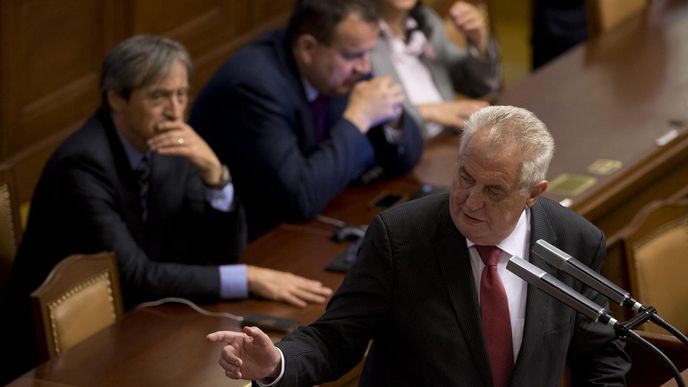 Miloš Zeman vystoupil na mimořádné schůzi sněmovny, která byla zahájena 2. září v Praze. Prezident seznámil poslance se svými výhradami k novele služebního zákona.