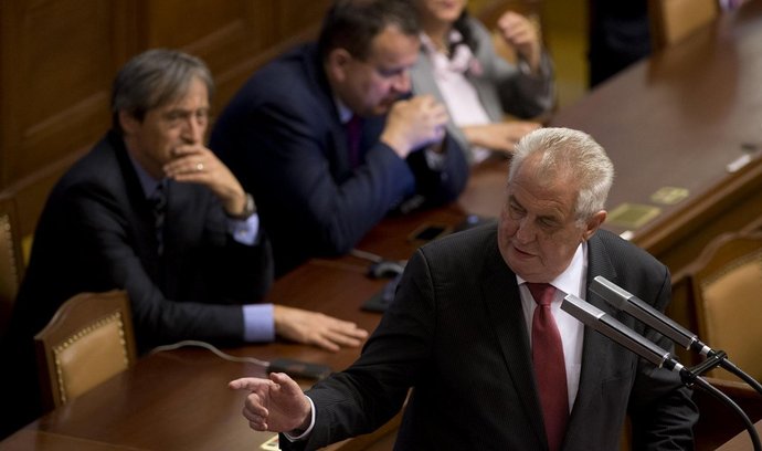 Miloš Zeman vystoupil na mimořádné schůzi sněmovny, která byla zahájena 2. září v Praze. Prezident seznámil poslance se svými výhradami k novele služebního zákona.