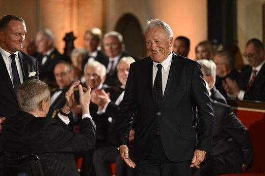 Hokejista Jiří Holík převzal z rukou prezidenta Zemana vyznamenání. Hokejista Jiří Holík převzal z rukou prezidenta Zemana vyznamenání.