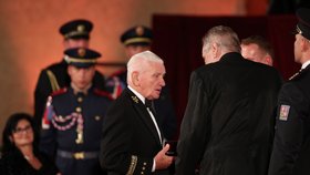 Prezident Miloš Zeman udělil Řád Bílého lva Emilu Bočkovi (28. 10. 2019).