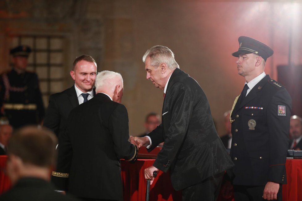 Prezident Miloš Zeman udělil Řád bílého lva Emilu Bočkovi (28. 10. 2019).