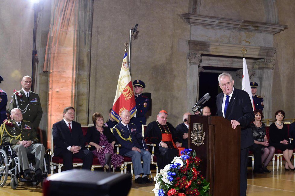 Prezident Miloš Zeman hovoří při příležitosti svátku Dne vzniku samostatného československého státu na Pražském hradě, kde uděloval 28. října státní vyznamenání.