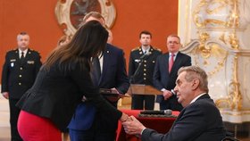 Prezident Zeman předal vdově po zemřelém hasiči medaili Za hrdinství (4. 1. 2023).