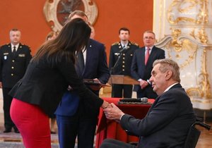 Prezident Zeman předal vdově po zemřelém hasiči medaili Za hrdinství (4. 1. 2023).