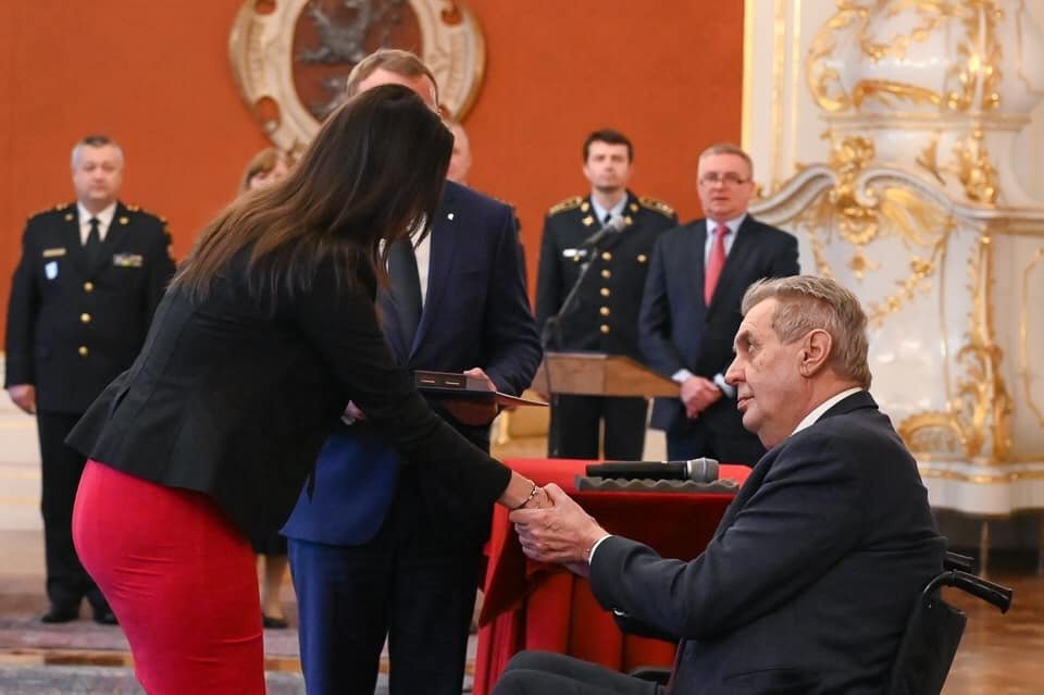 Prezident Zeman předal vdově po zemřelém hasiči medaili Za hrdinství (4.1.2023)