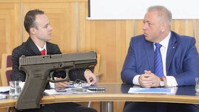 Ministr vnitra zbraň má, ale vyzývat k ozbrojování obyvatelstva nechce.