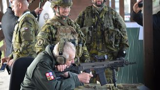 Prezident Zeman si u Loun vystřelil z útočné zbraně, terč trefil