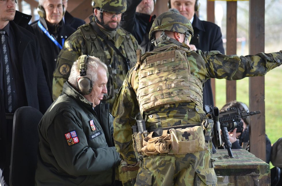 Zeman si zkusil vystřelit z automatické pušky.