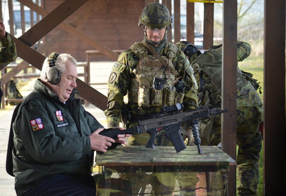 Zeman si zkusil vystřelit z automatické pušky.