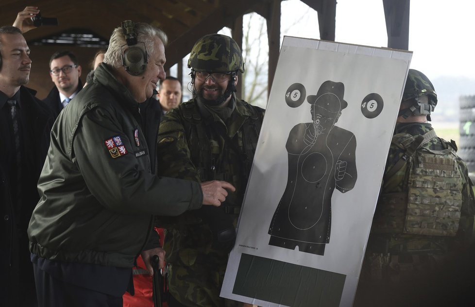 Zeman si zkusil vystřelit z automatické pušky.