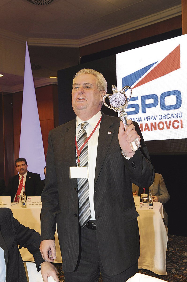 Za zvolení předsedou dostal Zeman vítězný klíč.