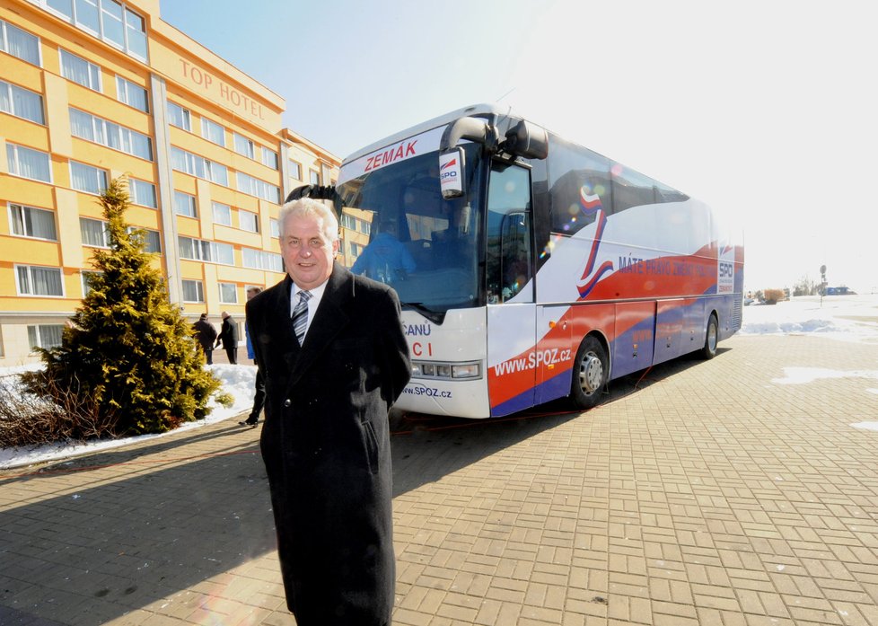 Miloš Zeman v Zemáku propaguje svou novou Stranu za práva občanů.