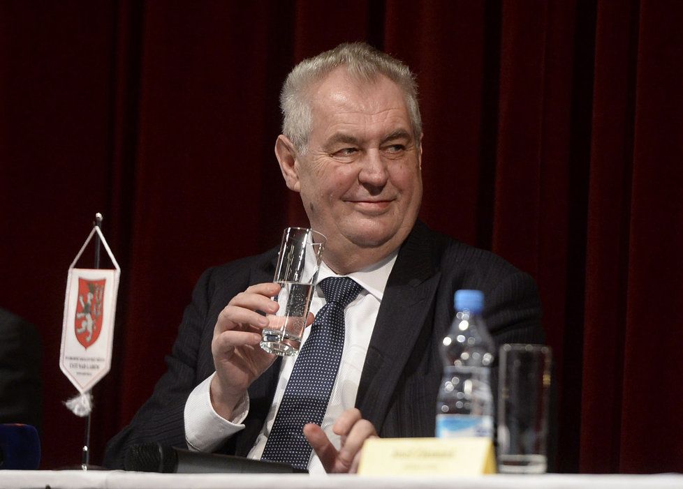 Miloš Zeman má cigaretky rád.