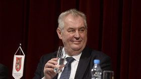 Prezident Zeman s vodou: Pití alkoholu rázně omezil, tvrdí LN. A také oproti dřívějšku zhubl, čímž se netají.