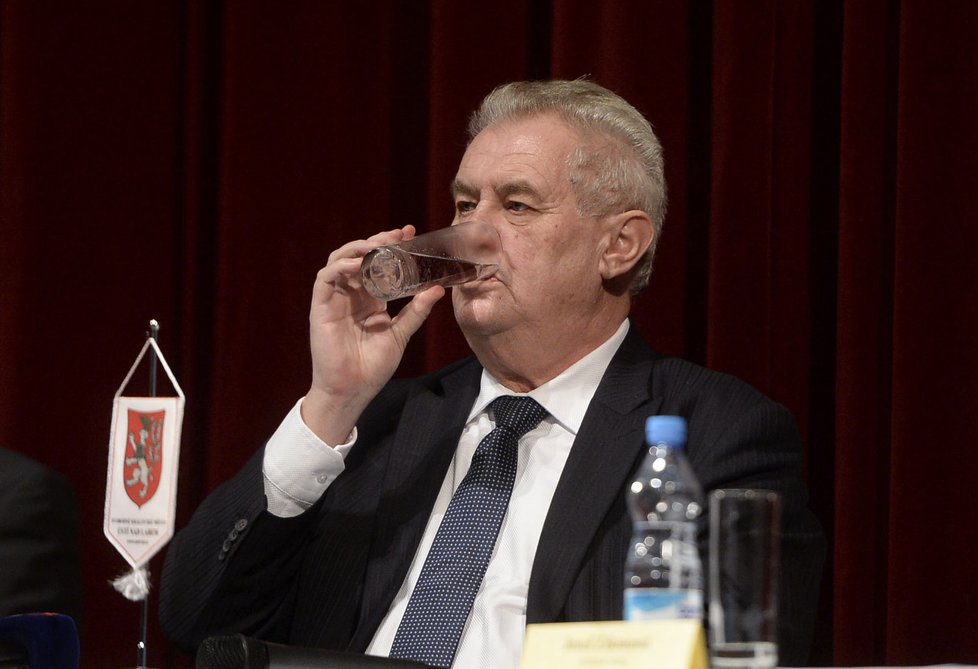 Prezident Zeman s vodou: Pití alkoholu rázně omezil, tvrdí LN. A také oproti dřívějšku zhubl, čímž se netají.