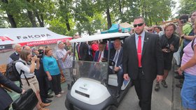 Prezidenta Zemana svezl vozíkem na Zemi živitelce ministr zemědělství Toman (ČSSD). (22.8.2019)