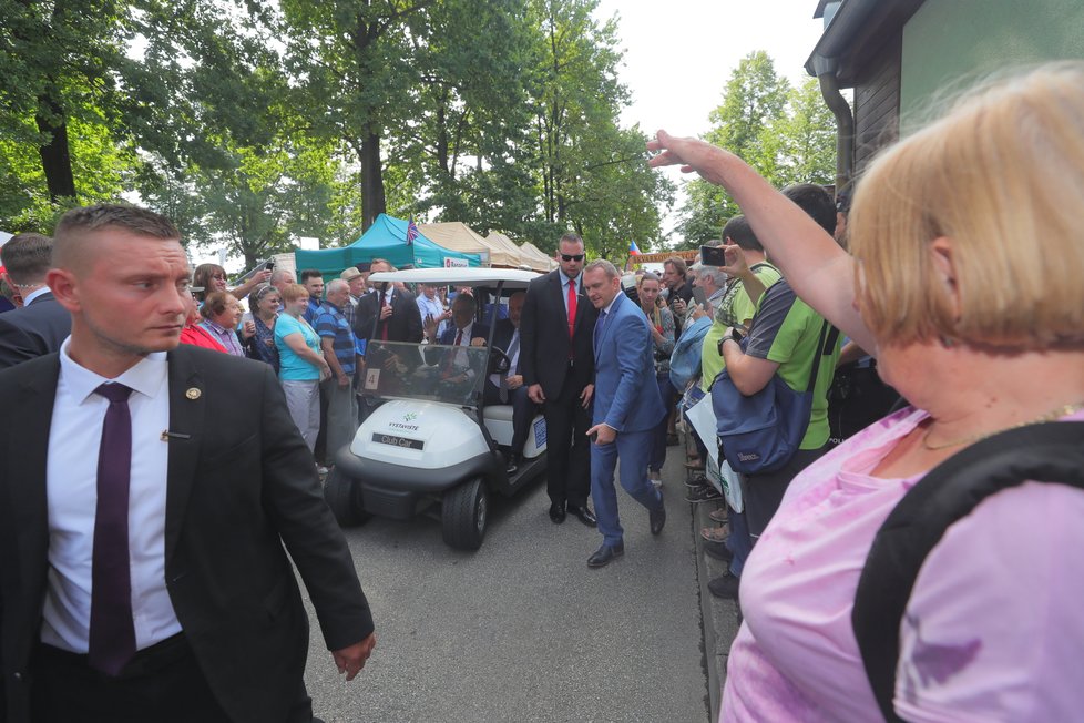 Prezidenta Zemana svezl vozíkem na Zemi živitelce ministr zemědělství Toman (ČSSD). (22.8.2019)