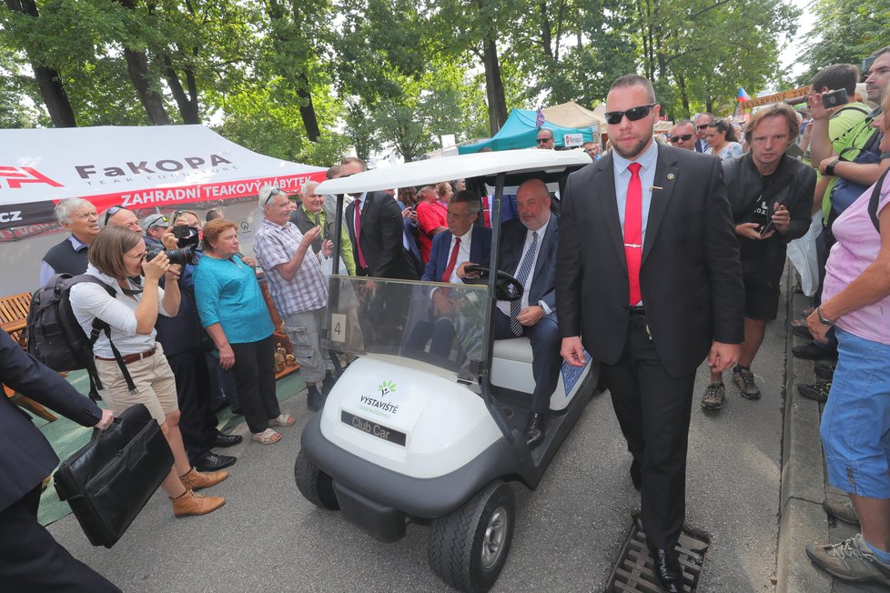 Prezidenta Zemana svezl vozíkem na Zemi živitelce ministr zemědělství Toman (ČSSD). (22.8.2019)