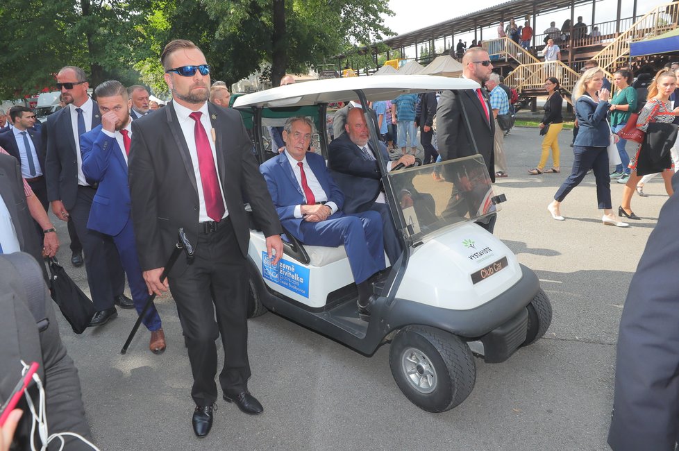 Prezidenta Zemana svezl vozíkem na Zemi živitelce ministr zemědělství Toman (ČSSD) (22.8.2019)