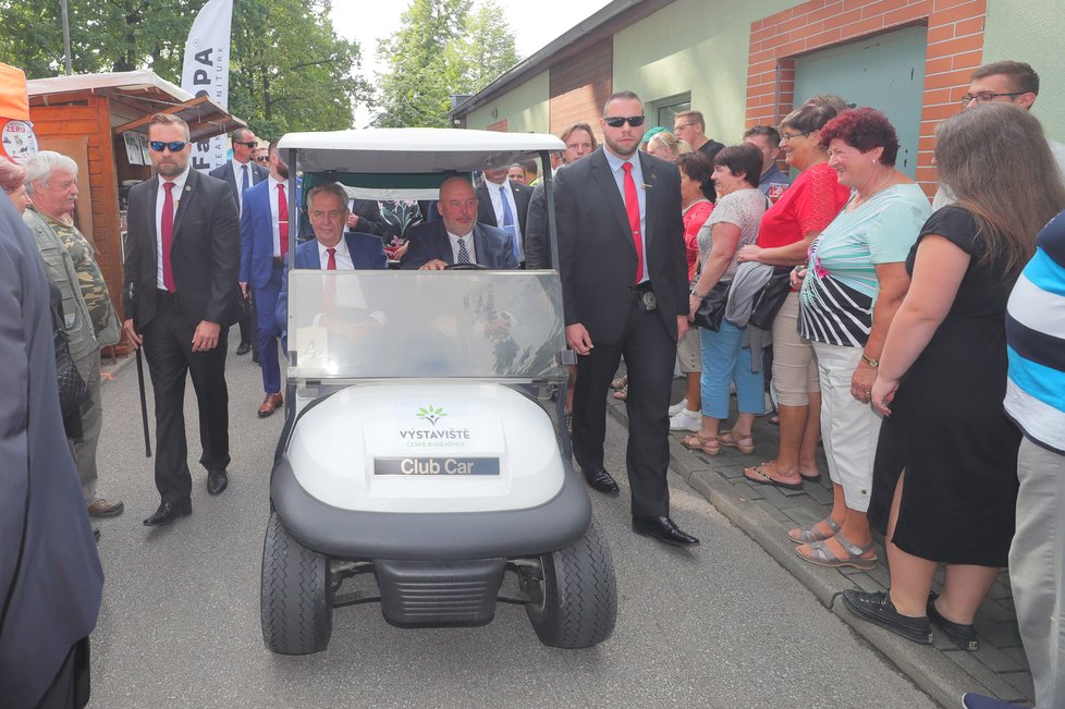 Prezidenta Zemana svezl vozíkem na Zemi živitelce ministr zemědělství Toman (ČSSD). (22.8.2019)