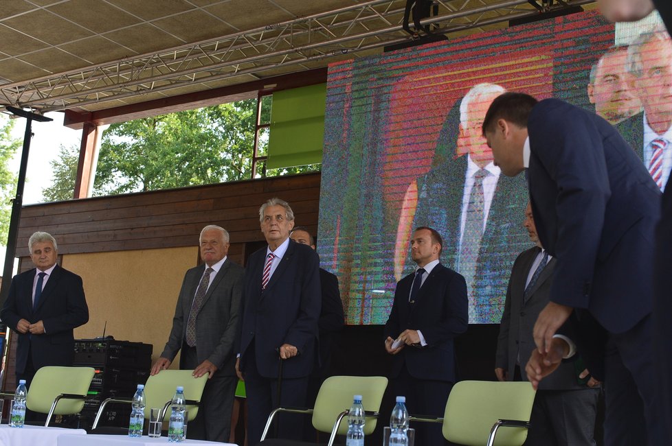 Miloš Zeman vystoupil na Zemi živitelce. Přijel i exprezident Klaus (23.8.2018)