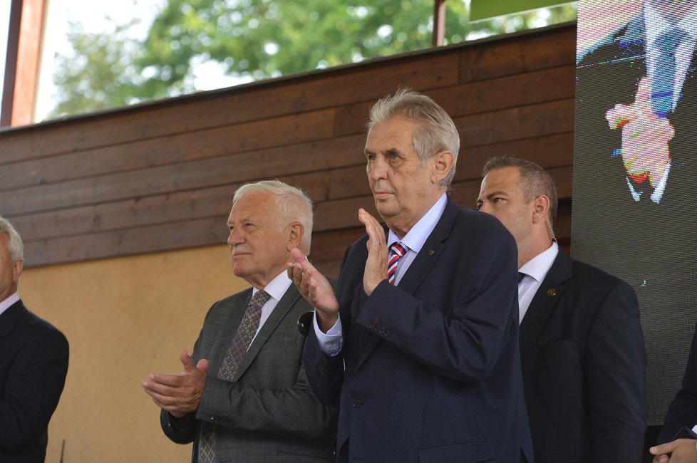 Miloš Zeman vystoupil na Zemi živitelce. Přijel i exprezident Klaus. (23.8.2018)