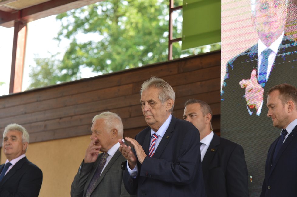 Miloš Zeman vystoupil na Zemi živitelce. Přijel i exprezident Klaus (23.8.2018)