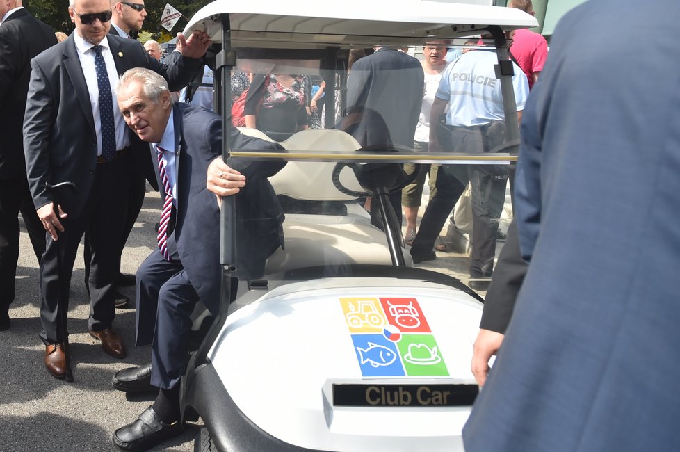 Miloš Zeman vystoupil na Zemi živitelce. Svezl se i ve vozíku (23.8.2018).