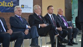 2016: Zahájení Země živitelky: Vedle Miloše Zemana sedí Milan Štěch (ČSSD), Marian Jurečka (KDU-ČSL) a Václav Klaus.