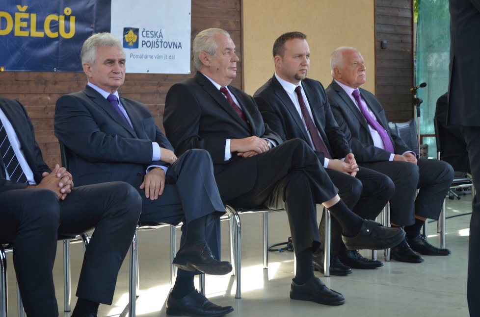 Zahájení Země živitelky: Vedle Miloše Zemana sedí Milan Štěch, Marian Jurečka a Václav Klaus