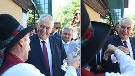 Miloš Zeman koštoval pálenku při zahájení Země živitelky v Českých Budějovicích.