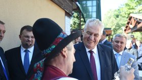 Prezident Zeman neváhal okoštovat na Živitelce pálenku.