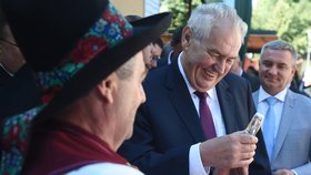 Prezident Zeman neváhal okoštovat na Živitelce pálenku.