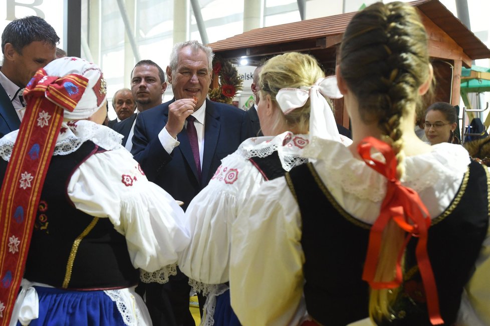 Miloš Zeman na Zemi živitelce s dívkami v krojích