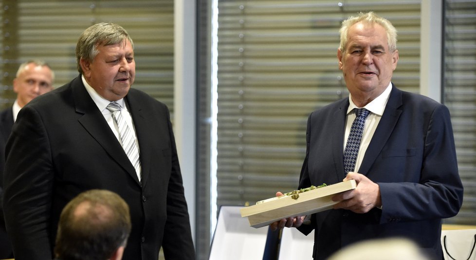 Prezident Miloš Zeman s hejtmanem Zlínského kraje Stanislavem Mišákem (ČSSD)