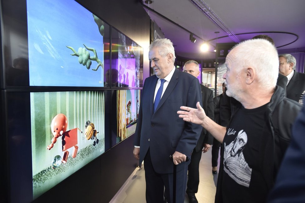 Prezident Zeman navštívil multimediální expozici Filmový uzel Zlín. Vpravo kameraman Zdeněk Krupa