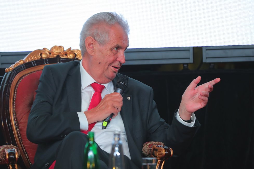 Miloš Zeman na schůzce s nastupujícím ministrem práce a sociálních věcí Petrem Krčálem (ČSSD), téma dobrovolnictví (Archivní foto)