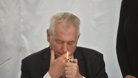 Miloš Zeman si po jubilejním Žofínském fóru s chutí zapálil.