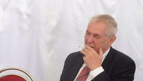 Prezident Zeman v restauraci Žofín Garden: Cigaretka, víno a řízečky