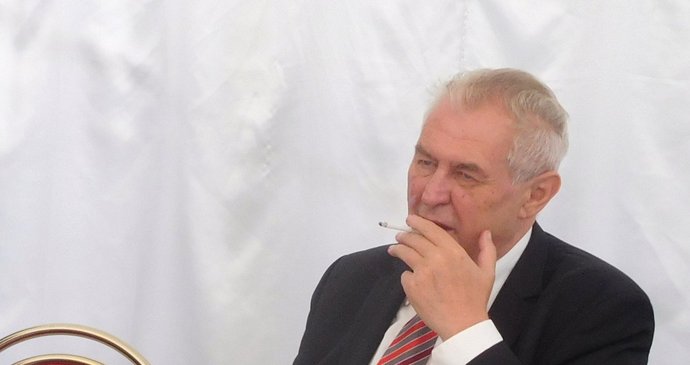 Prezident Zeman v restauraci Žofín Garden: Cigaretka, víno a řízečky