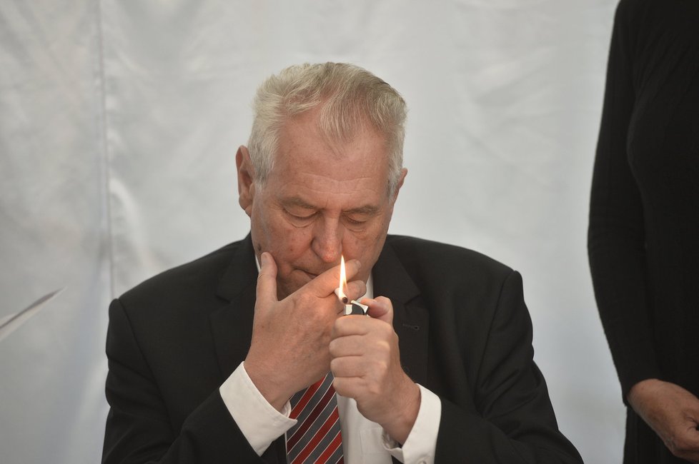 Miloš Zeman si po jubilejním Žofínském fóru s chutí zapálil