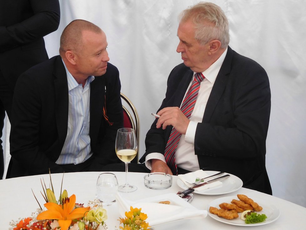 Prezident Zeman v restauraci Žofín Garden: Lidé se s ním nadšeně fotili