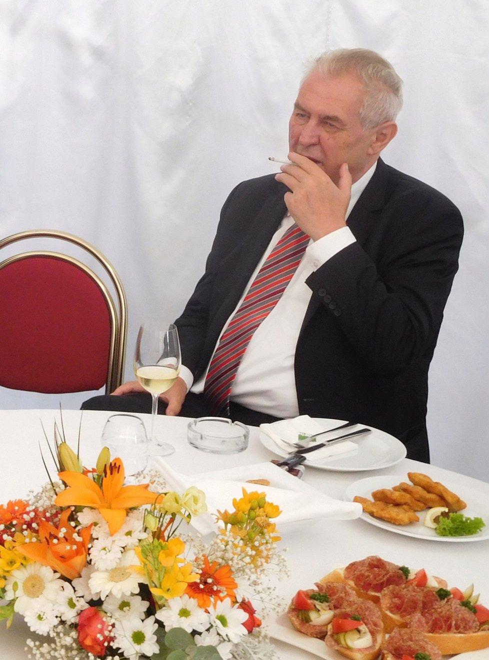 Prezident Zeman v restauraci Žofín Garden: Cigaretka, víno a řízečky