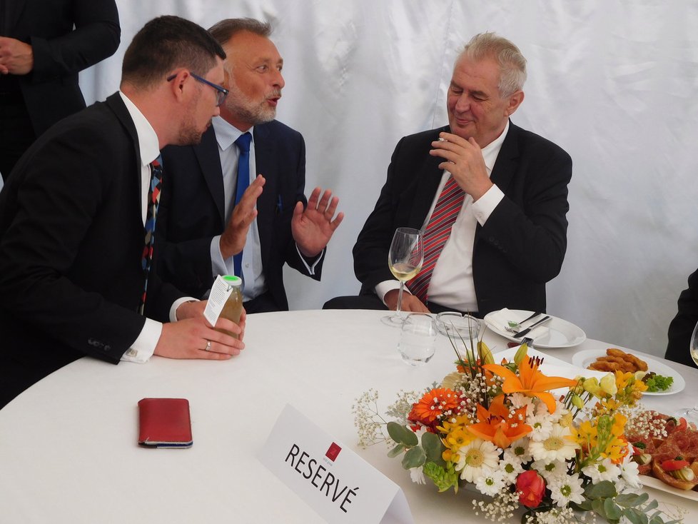 Prezident Zeman v restauraci Žofín Garden: S mluvčím Ovčáčkem a tajemníkem Hlinovským
