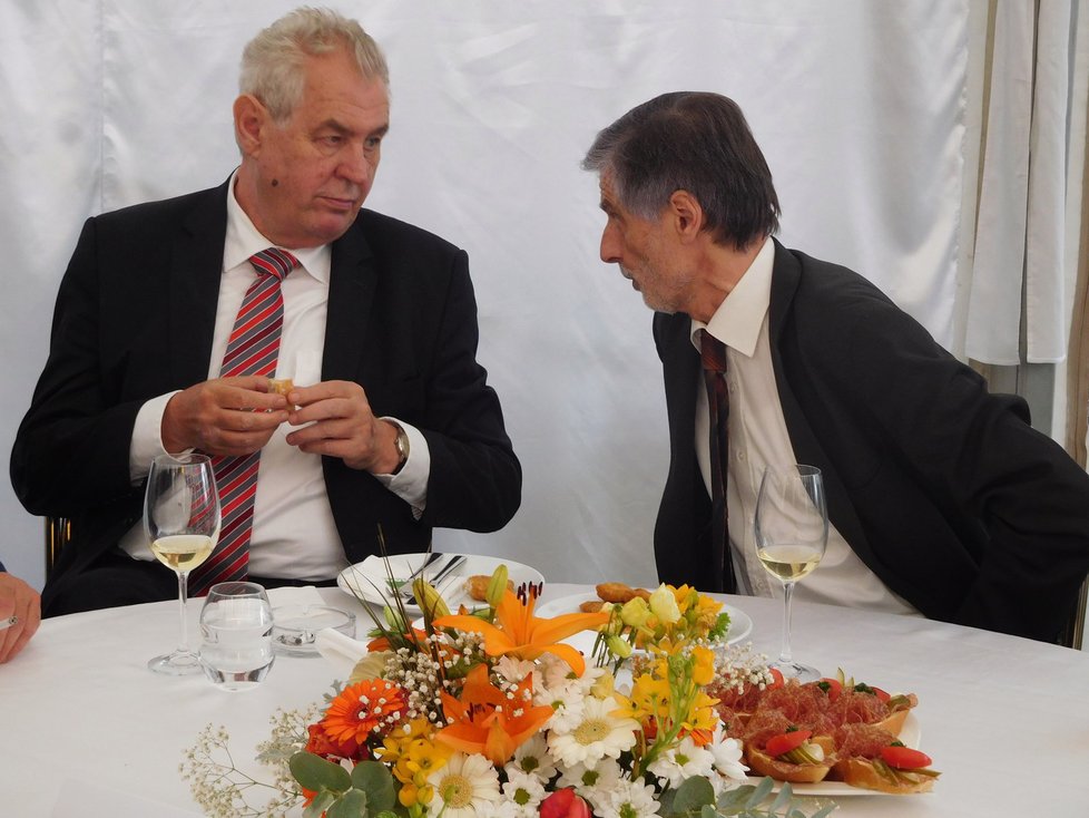 Prezident Zeman v restauraci Žofín Garden