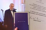 Miloš Zeman - rok čtvrtý. Na slavnostním večeru ke čtvrtému výročí své inaugurace. Večer se také vyjádřil k další kandidatuře na prezidenta ČR.