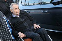 Zeman po operaci tlustého střeva: Pustili ho z nemocnice! První foto